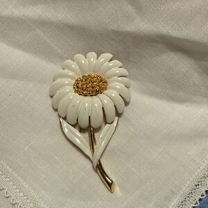 Monet White and Gold Daisy Brooch